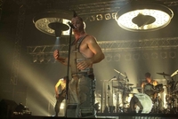 Zpěvák německé skupiny Rammstein Till Lindemann při koncertě, který se konal roku 2001 v pražské Paegas Areně.