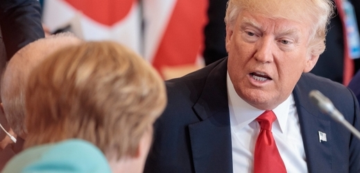 Americký prezident Donald Trump při rozhovoru s německou kancléřkou Angelou Merkelovou na summitu G7.