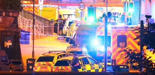 Při útoku v anglickém Manchesteru zemřelo 22 lidí.