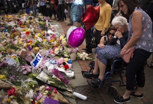 Lidé pokládali květiny k uctění památky obětí útoku.