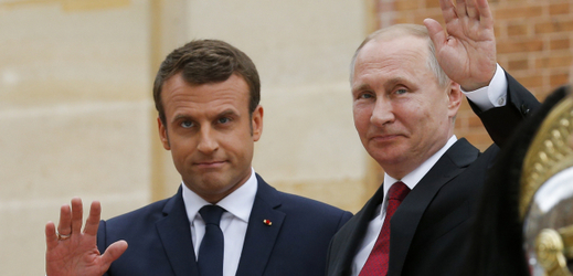 Francouzský prezident Emmanuel Macron a ruský prezident Vladimir Putin.