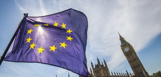 Vlajka Evropské unie, v pozadí londýnský Big Ben.