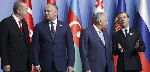 Moldavský prezident Igor Dodon (na snímku druhý zleva).