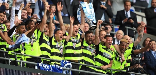 Fotbalisté Huddersfieldu slaví návrat do Premier League.