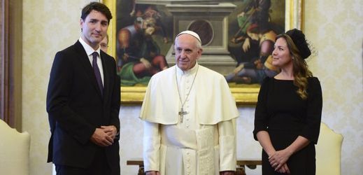 Kanadský premiér Justin Trudeau s manželkou a papež František (uprostřed).