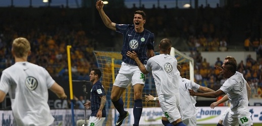 Wolfsburg v baráži dvakrát vyhrál 1:0 a zůstává v bundeslize.