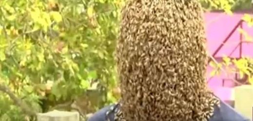 Mladík si nechal pokrýt obličej včelami.