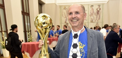 Bohumil Páník s trofejí po výhře fotbalistů Zlína nad Opavou