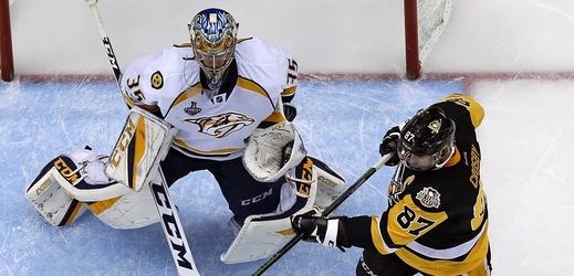 Sidney Crosby ohrožuje branku Pekka Rinneho ve finále NHL