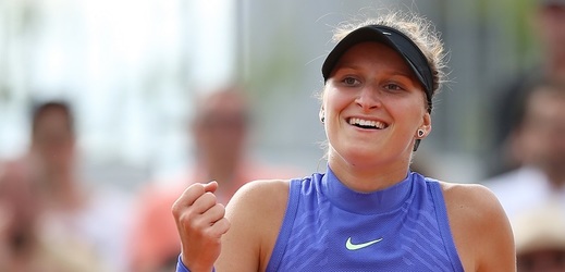 Mladá česká nadějná tenistka Markéta Vondroušová se raduje ze zisku prvního vítězství na grandslamu