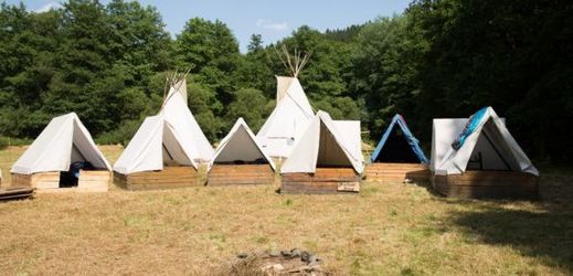 Na letních táborech převažují pobyty s ubytováním ve stanech (ilustrační foto).