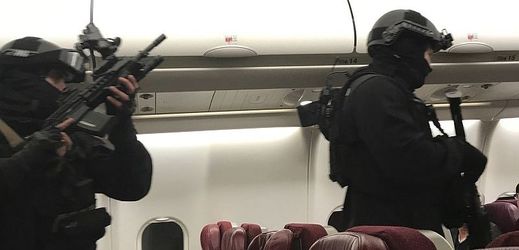 Australská policie v letadle.