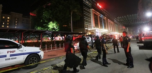 Policie vyšetřuje útok v kasinu ve filipínské metropoli Manile.