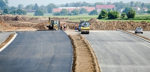 Stavbaři pokračují v budování tříkilometrového úseku dálnice D11.