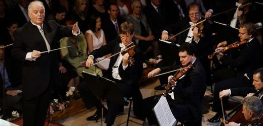 Daniel Barenboim s Vídeňskou filharmonií při zahájení Pražského jara.