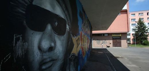 Kauzu zastřeleného Roma připomíná malba na zdi v Chomutově.