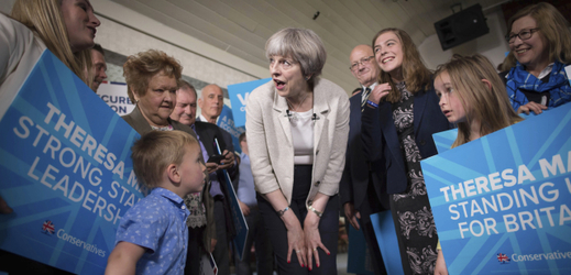 Britská premiérka Theresa Mayová při návštěvě anglického města Dewsbury během volební kampaně.