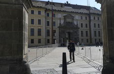 Pro zájemce je připraven zvláštní vstup z Hradčanského náměstí (na snímku) s bezpečnostní kontrolou u vchodu do reprezentačních prostor.