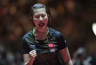 Čínská tenistka Ting Ning se raduje z obhajoby titulu ve stolním tenisu.