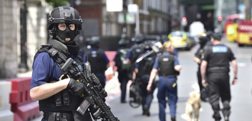 Ozbrojená policie v Londýně.