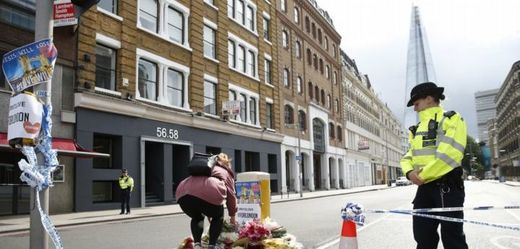 Lidé uctívají památku obětí nedělního útoku po celém Londýně.