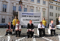 Aktivisté hnutí Greeanpeace protestovali v před velvyslanectvím USA v Praze.