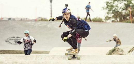 Snowboardistka Eva Samková umí i na jiném prkně.