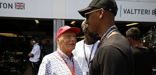 Legendární Nicky Lauda (vlevo) na snímku s Lewisem Hamiltonem.