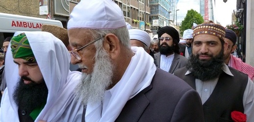 Skupina imámů reprezentujících muslimskou komunitu teroristické útoky odsuzuje.