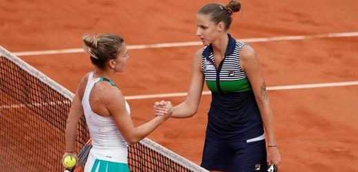 Karolína Plíšková gratuluju Simoně Halepové k postupu do finále French Open.