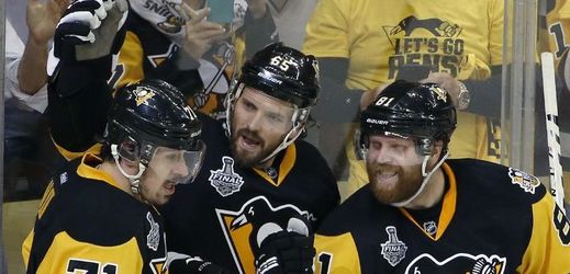 Radující se hokejisté Pittsburghu.