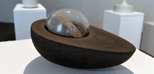 Urna ve tvaru vejce od Lindy Vránové.