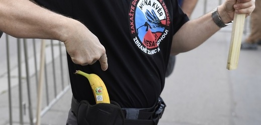 Protestní shromáždění vítalo Jeana-Clauda Junckera s banány místo opasku.