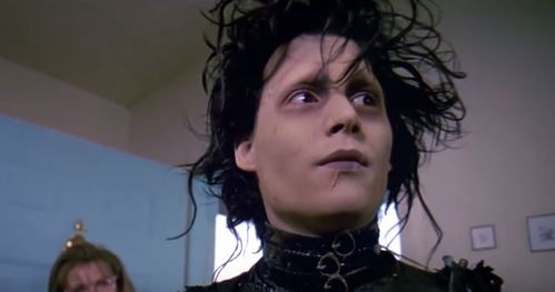 Johnny Depp v roli Střihorukého Edwarda.