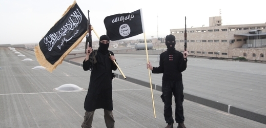 Bojovníci Islámského státu s vlajkou.