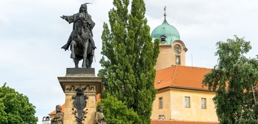 Pomník krále Jiřího z Poděbrad a zámek Poděbrady.