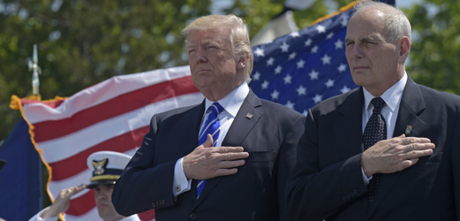 Americký prezident Donald Trump (vlevo) s Johnem Kellym při poslechu americké hymny (ilustrační foto).