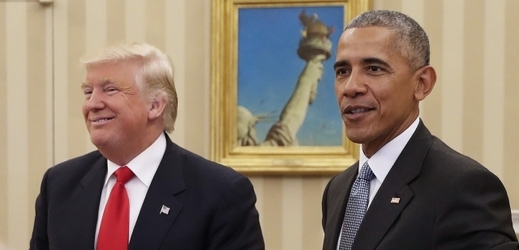 Donald Trump (vlevo) a Barack Obama.
