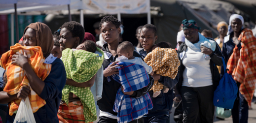 Afričtí uprchlíci v italské Neapoli.