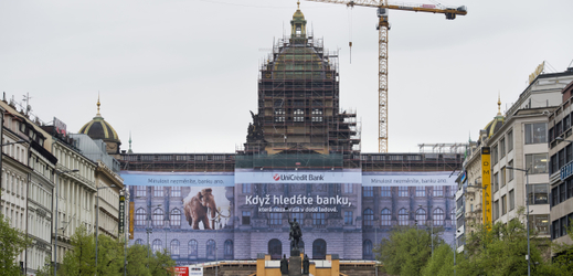 Lešení při rekonstrukci fasády budovy Národního muzea v Praze bylo zakryto plachtou s komerční reklamou.
