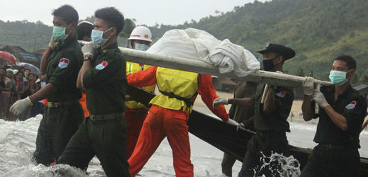 Barmští záchranáři vytáhli z moře již asi polovinu těl obětí (ilustrační foto).