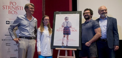 Zleva režisér Jan Svěrák, herci Petra Špalková a Ondřej Vetchý a scenárista Zdeněk Svěrák ukazují plakát k novému filmu.