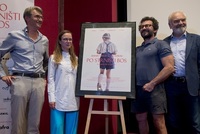 Zleva režisér Jan Svěrák, herci Petra Špalková a Ondřej Vetchý a scenárista Zdeněk Svěrák ukazují plakát k novému filmu.