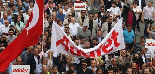 Tisíce lidí protestovaly v Ankaře a Istanbulu.