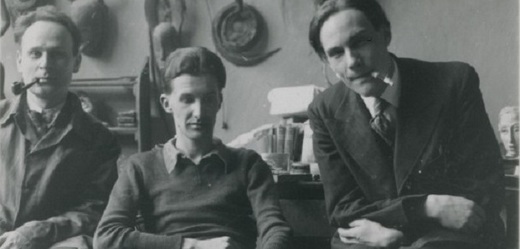Sochař Alexandr Golovin a básníci Anatolij Steiger a Vladimir Mansvětov na archivním snímku z roku 1935.