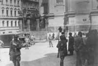 Nacisté před kostelem Cyrila a Metoděje v Resslově ulici v Praze, kde se parašutisté ukrývali. Větracím oknem krypty se pokoušeli parašutisty vytopit.