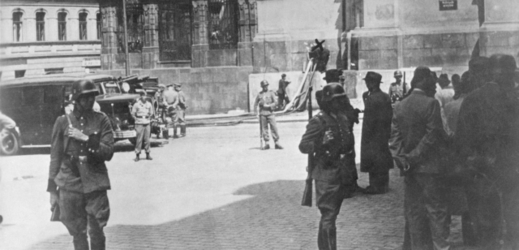 Nacisté před kostelem Cyrila a Metoděje v Resslově ulici v Praze, kde se parašutisté ukrývali. Větracím oknem krypty se pokoušeli parašutisty vytopit.