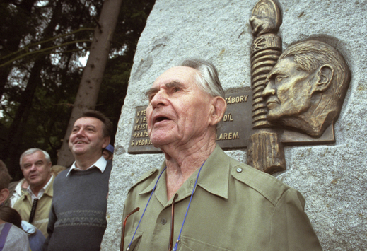 Spisovatel v roce 1997 u příležitosti jeho 90.narozenin, kdy byl v zátoce řeky Sázavy odhalen pomník na jeho počest.