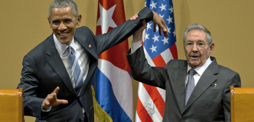 Politiku otevřenosti vůči Kubě nastolil Trumpův předchůdce Barack Obama. Na snímku s kubánským prezidentem Raúlem Castrem v roce 2016.