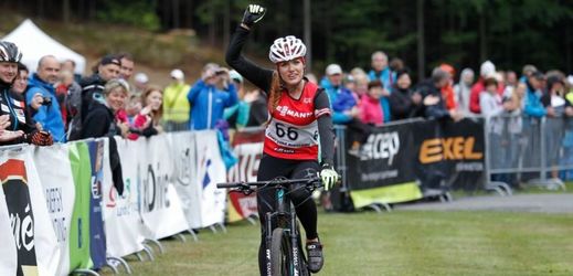 Gabriela Koukalová dojíždí do cíle biatlonu na kolech na prvním místě